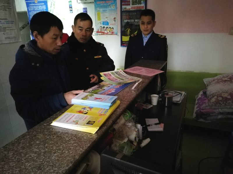 图为监督员在住宿场所发放防艾宣传资料_副本.jpg